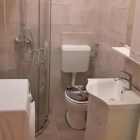 Madi Biograd Na Moru